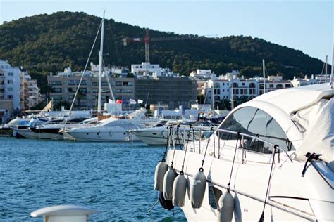 Barcos Amarrados En El Puerto De Santa Eulalia Ibiza Foto De Archivo