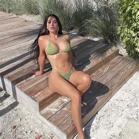 Kim Kardashian Posa De Biqu Ni E Sem Make No Caribe Em Meio A Not Cias