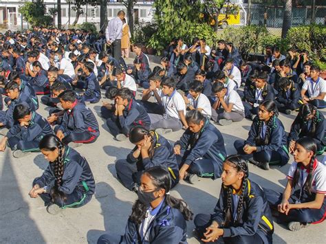 Naidunia Gurukul शिक्षकों ने स्कूली बच्चों को बताए आनलाइन खेल के