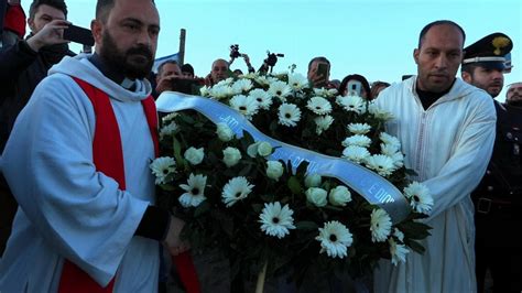 Naufragio Di Cutro Al Termine Della Via Crucis Una Corona Di Fiori