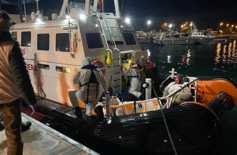 Migranti In Calabria Gli Sbarchi Continuano A Roccella Arrivate 48