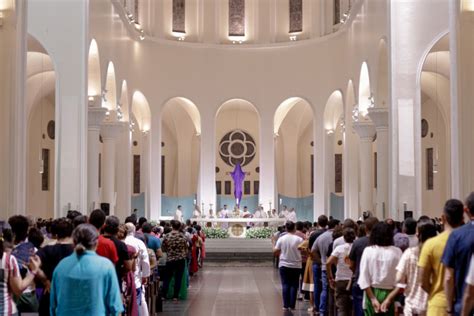 Fiéis lotam a Catedral de Fortaleza durante a Missa do Lava pés