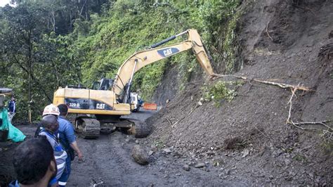 Freddy Bernal Suben A Los Muertos Tras Un Deslizamiento De Tierra En