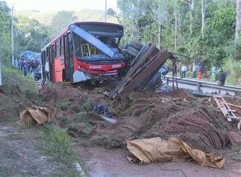 Após grave acidente mulher quase dá à luz em meio a congestionamento