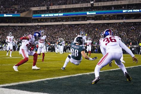 Busted First Down Chain Slows Giants Eagles Playoff Game Metro Us