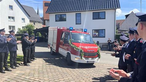 Nieheimer Feuerwehr steht Spalier für das neue Feuerwehrfahrzeug nw de