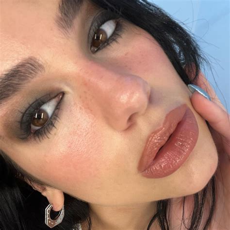 Dua Lipa S Smudged Eyeliner Makes Us Want To Shop At Hot Topic Again