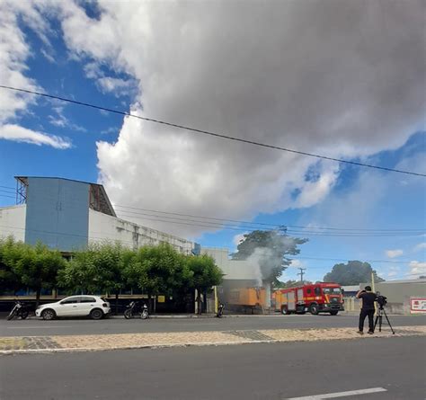 Carreta baú pega fogo dentro dos Correios na avenida Valter Alencar