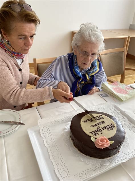 Zwei Bewohnerinnen Feiern Geburtstagsfeier Bei Den Barmherzigen