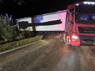 Sattelzug Steht Auf L In Freiburg Quer Schwierige Bergung