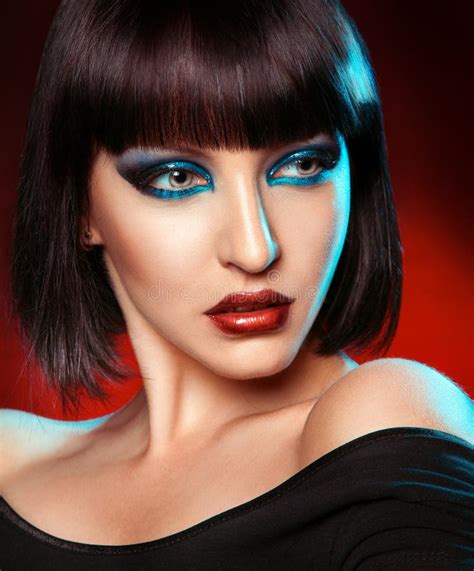 Portret Van Mooi Brunette Met Karekapsel Stock Foto Image Of N Leuk