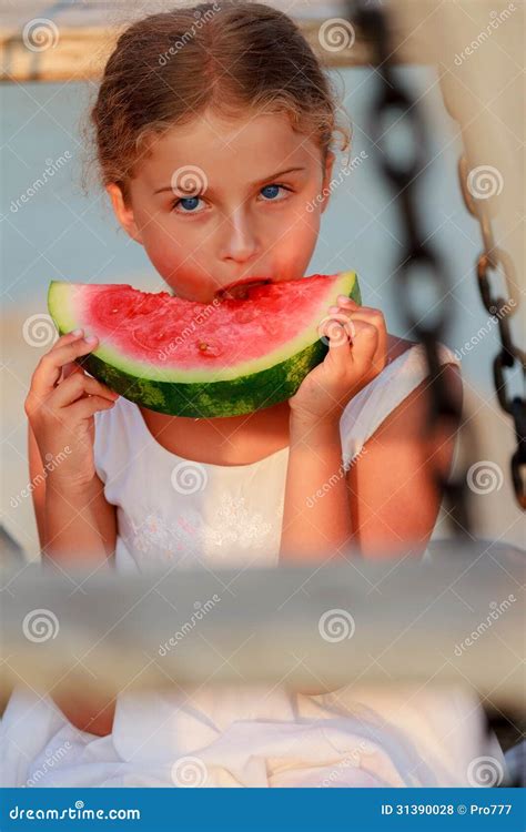 Sommerfreude Reizendes Mädchen Das Frische Wassermelone Auf Dem