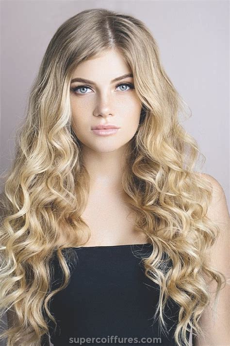 Longues idées de cheveux blonds Supercoiffures