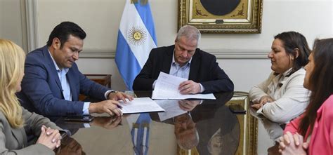 Provincia firmó un convenio con Nación para sumar una hora de clase por