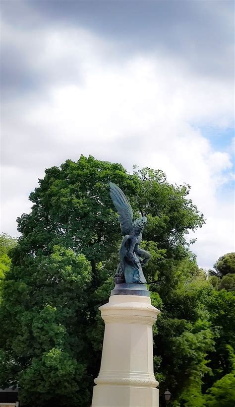 Pin de Paloma Muñoz Dove White en EL ÁNGEL CAÍDO El único monumento