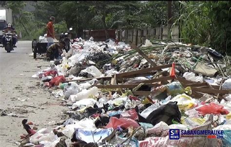 Tumpukan Sampah Di Jalan Soekarno Hatta Pekanbaru Bikin Resah