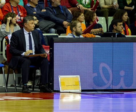 Roban La Libreta De Jugadas Del Entrenador Del Ucam Murcia Estrella