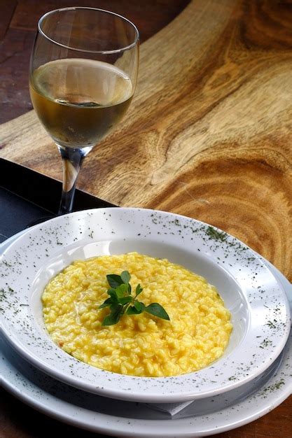 Risoto Com Vinho Branco - Risoto italiano tradicional com taça de vinho branco | Foto Premium