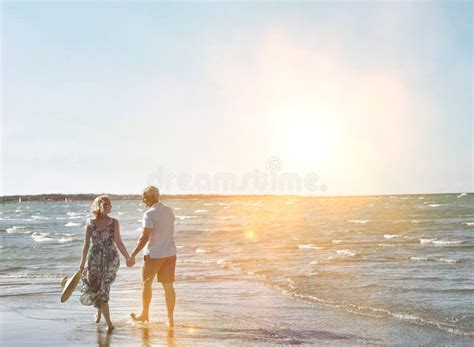 Vista Trasera De Una Feliz Pareja De Ancianos Tom Ndose De La Mano Y