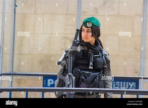 12 De Mayo De 2018 Vía Dolorosa Jerusalén Israel Una Joven Mujer Policía Israelí En Servicio