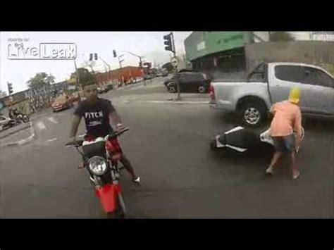 Vítima filma roubo de moto e policial baleando criminoso YouTube