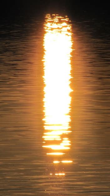 Reflexi N De La Luz Solar En El Agua Durante La Puesta Del Sol Foto