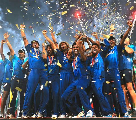 The Sri Lankan Team Lifts The World T Trophy Espncricinfo