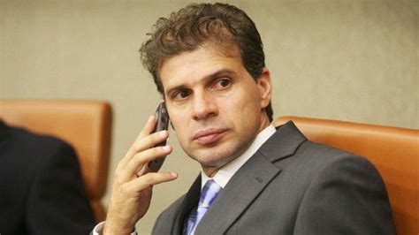 Sufoco Ex jogador Túlio pede emprego em rede social