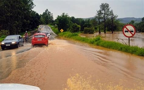 Chuva Deixa Pontos De Alagamentos Derruba Rvores E Inunda Parte Da Br