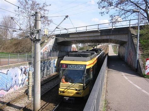 Eine Niederflurstraßenbahn eingesetzt auf der Linie 1 zwischen den