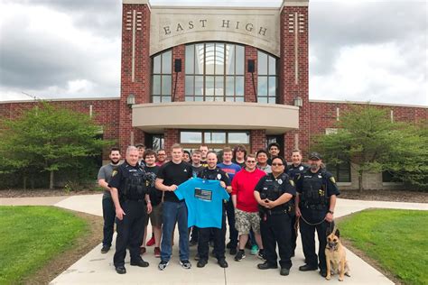 East students donate t-shirts to Wausau Police - Wausau Pilot & Review