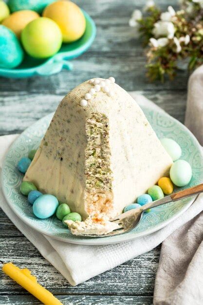 Torta Tradicional De Cuajada Ortodoxa De Pascua Con Pistachos Postre