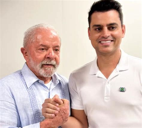 Deputado do partido de Bolsonaro vira alvo nas redes após posar