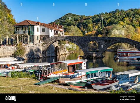 Ausflugsboote a der Alten Brücke Stari Most über den Fluss Crnojevic in