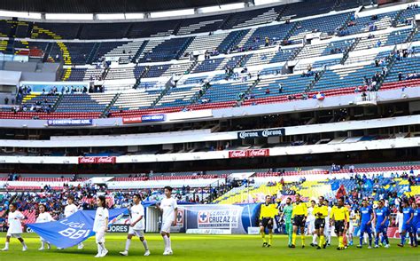 Afición castiga a Cruz Azul y lo abandona en el Azteca ante Santos