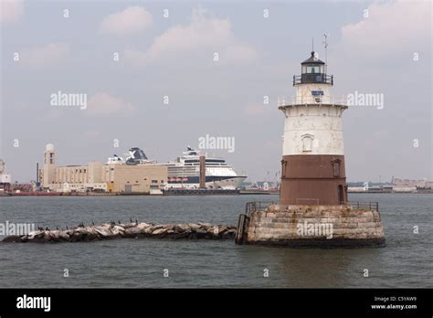 Robbins Reef Lighthouse, located in Upper New York Bay Stock Photo - Alamy