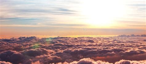 El Volar Sobre Una Capa Densa De Nubes Blancas Nubes Grandes Y Hermosas