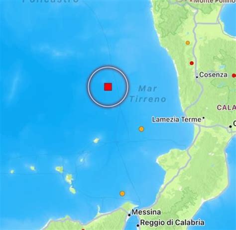 Terremoto a grande profondità nel Tirreno meridionale epicentro al