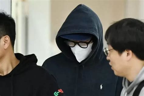 Tanpa Han So Hee Ryu Jun Yeol Tiba Di Bandara Incheon Serba Tertutup