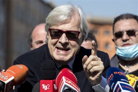 Vittorio Sgarbi Il Nuovo Sindaco Di Arpino Battuti Nettamente Gli