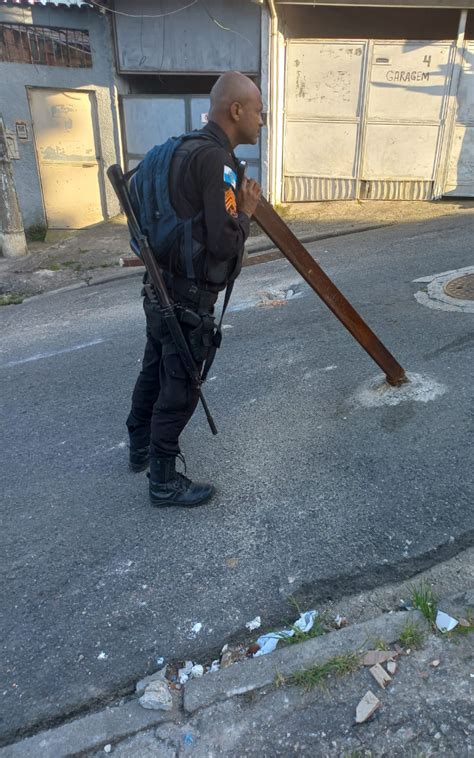 Pol Cia Militar Realiza A Es Em Comunidades Do Rio Mh Pol Cia