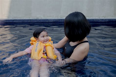 Review Ajak Anak Berenang Menggunakan Pelampung Jaket Swim Vest