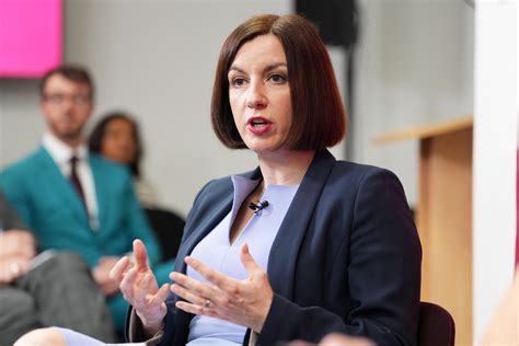 Conservative schools are reacting to children's mohawks in class 1