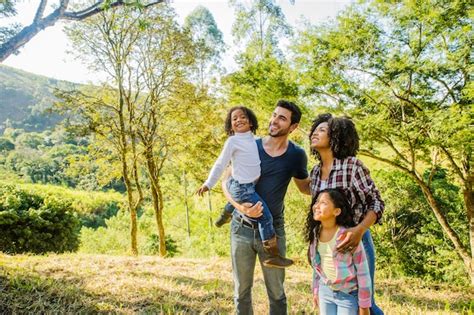 Familia Feliz Disfrutando Del Campo Foto Premium