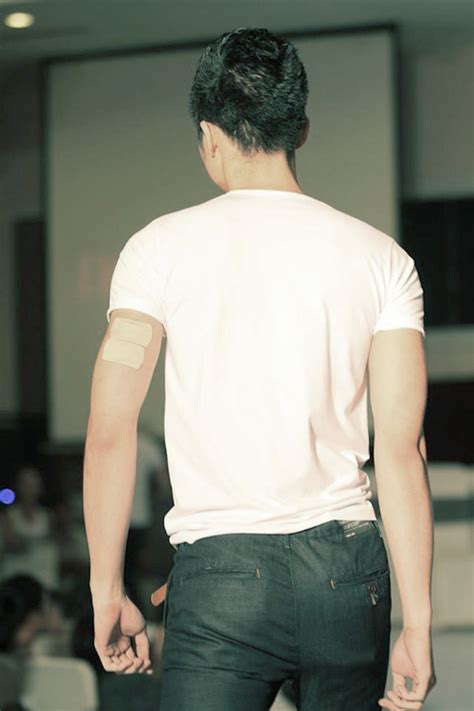 Duong mac anh quan Hot boy của VNTM băng tay vì hình xăm