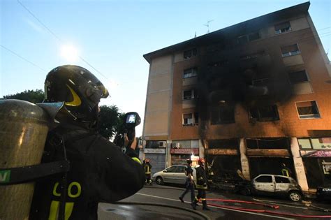 Incendio In Via Padova Danni E Feriti Corriere It