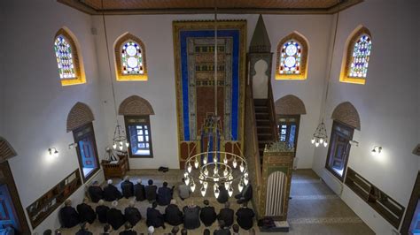 Tarihi Zincirli Camii Ibadete A Ld Trt Haber Foto Galeri