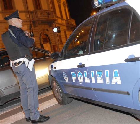 Guida Ubriaco A Zig Zag Fra I Passanti Poi Aggredisce I Poliziotti