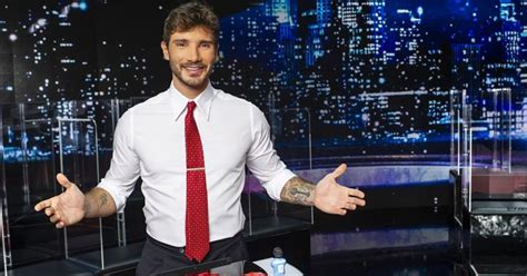 Stefano De Martino Al Timone Di Sanremo Il Conduttore Rompe Il