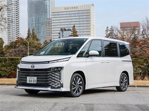 新型ヴォクシーを徹底解説！ 特徴や先代との違い、価格と中古車最新情報をお届け：特選車｜日刊カーセンサー